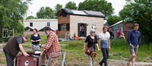dag van de architectuur innovatieve woonstad met tiny houses