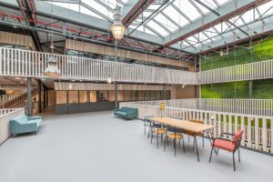 atrium als sociaal hart in kantoorgebouw De titaan